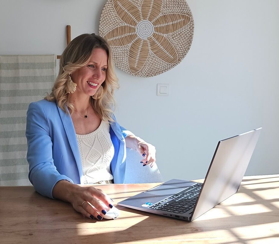 Sanne van The Digital Roots aan het werk
